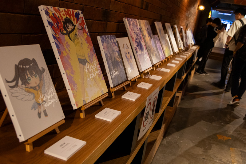 等身大アクリルパネルやキャンバスアートなど多数展示