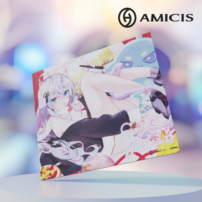 AMICIS、バーチャルアーティスト「カグラナナ」のガラスマウスパッドを