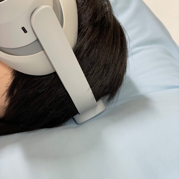 フレンドを見ながら添い寝できる。横寝用VR睡眠まくら「ぶいすいーと