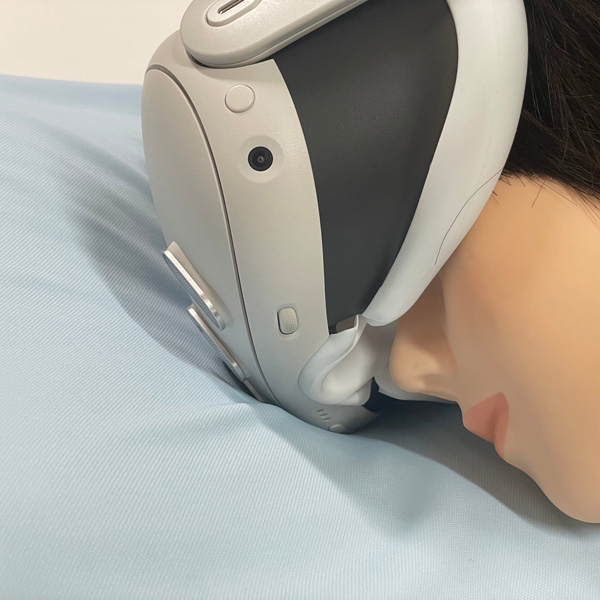フレンドを見ながら添い寝できる。横寝用VR睡眠まくら「ぶいすいーと