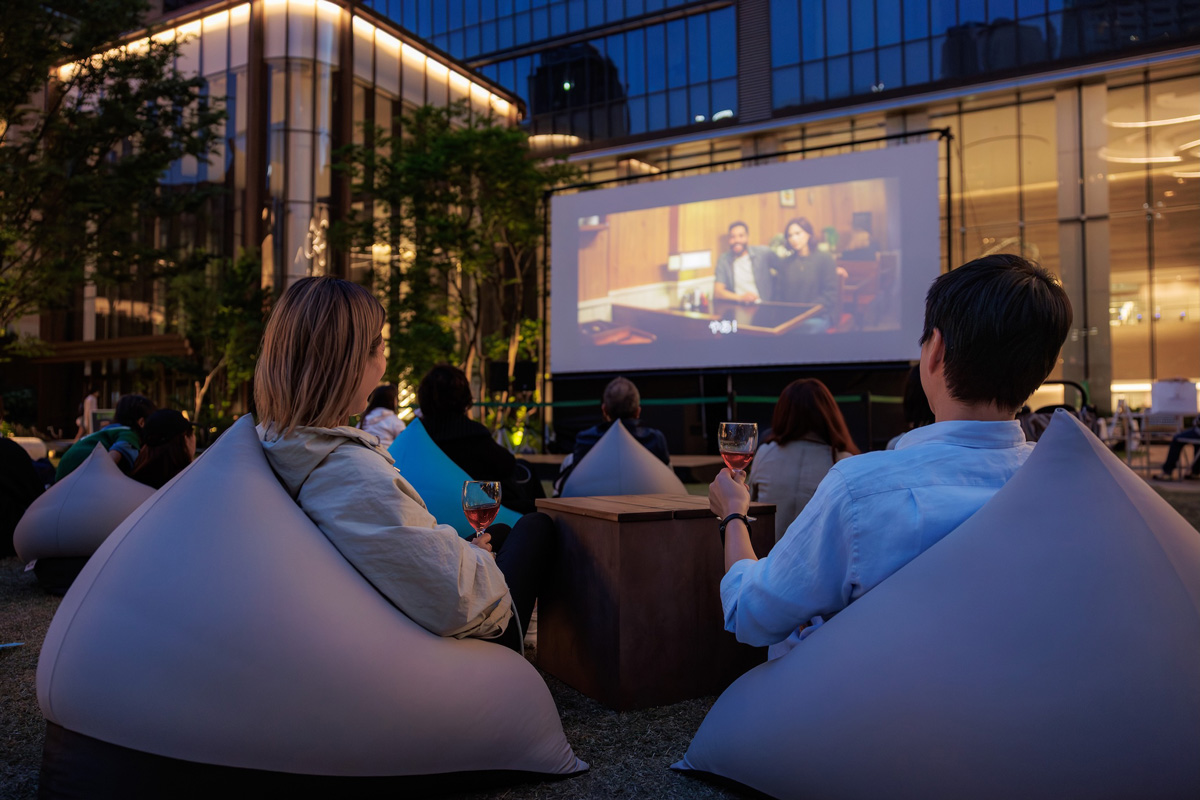 心地よい秋風の中、ジンを片手に映画鑑賞！麻布台ヒルズの中央広場で「OUTDOOR CINEMA」が開催決定